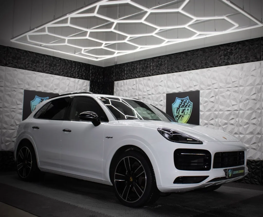 Luxusfahrzeug mieten bei LCR in Tirol Porsche Cayenne E-Hybrid Autovermietung Luxury Car Rent Auto mieten Autokauf SUV