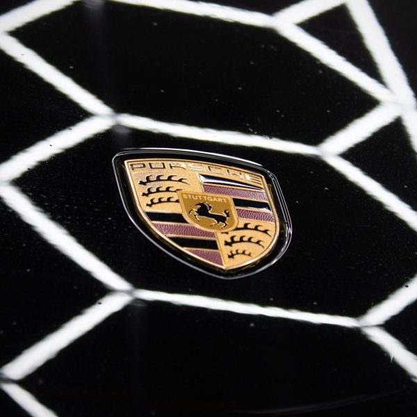 LCR Luxusfahrzeug mieten Autovermietung Porsche Taycan Sport Turismo Logo Tirol